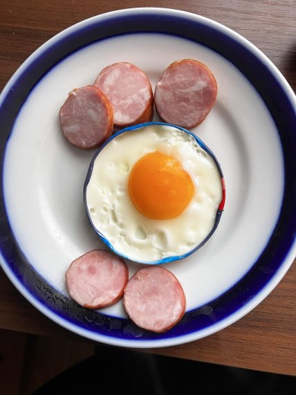 Киевлянка приготовила яичницу на свече