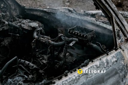 наслідки удару дрона всередині авто