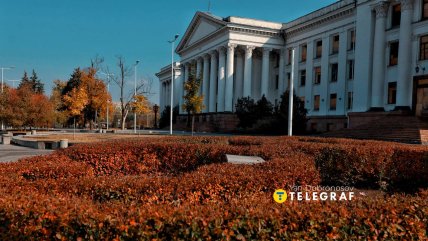 Осень будто пытается украсить город после атак россиян