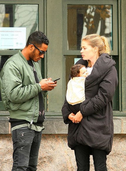 Даутцен Крез с мужем, сыном и новорожденной дочкой на прогулке в Нью-Йорке (ФОТО) - изображение №1