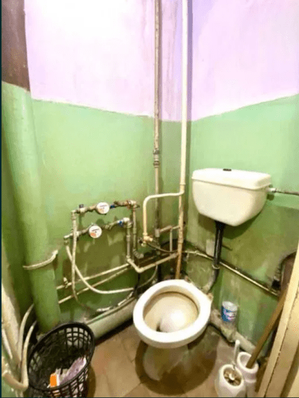 Туалет у гуртожитку, Львів