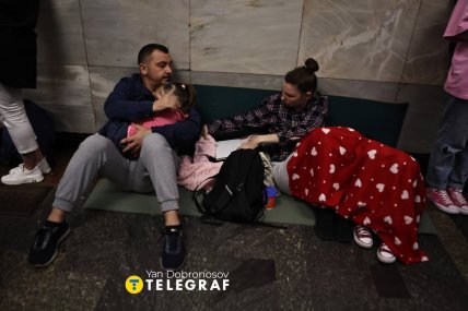 В Киеве семьи укрываются на станциях метро