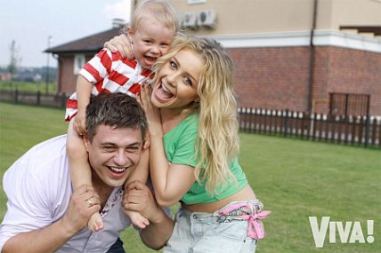 Тина Кароль с сыном Вениамином и мужем Евгением