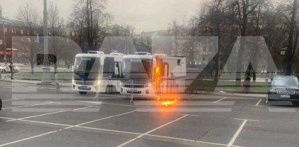 У центрі Москви в автозак поліції кинули пляшку із запальною сумішшю