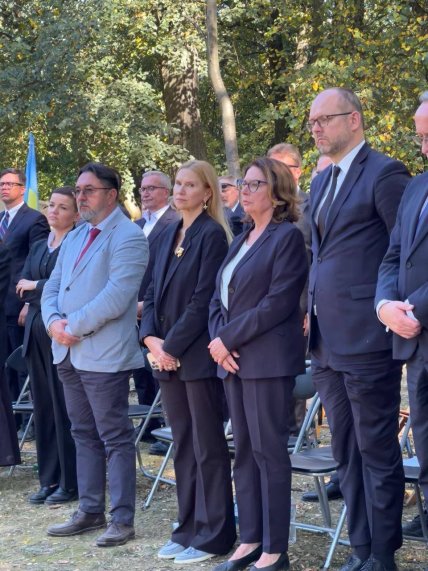 Елена Кондратюк на церемонии перезахоронения эксгумированных останков