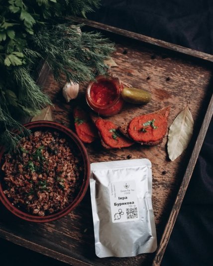 Каша в тарілці та ікра бурякова в пакеті