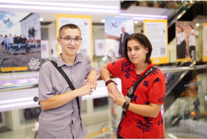 парень и девушка на выставке