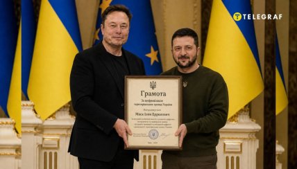 Володимир Зеленський нагороджує Ілона Маска