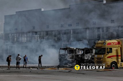 Знищені автомобілі внаслідок атаки. Фото: Ян Доброносов "Телеграф"