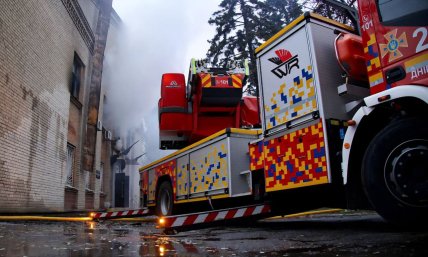 Спасатели на месте ударов РФ по Днепру