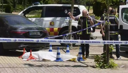 Поліцейські накривають тіло Портнова