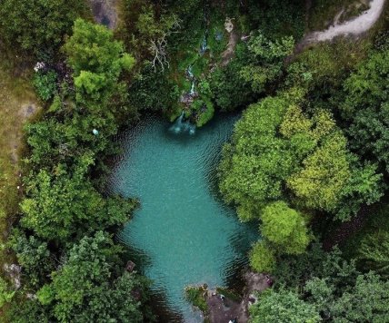 Бірюзова вода у озері