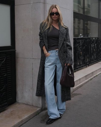 Серое пальто со светлыми джинсами