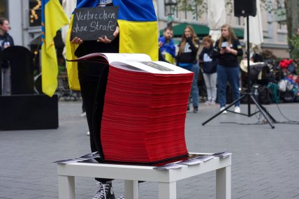 книга на улице и человек с флагом Украины