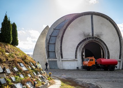 Часть колумбария и вход в крематорий