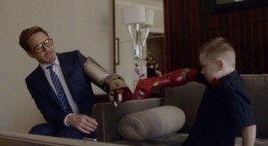 Роберт Дауни-младший подарил мальчику руку "Железного человека"