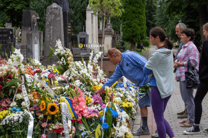 Покласти квіти на могилу Фаріон приїхали з Хмельницької області