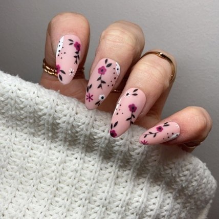 нігті з квітами