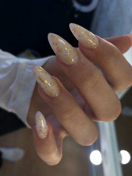 Трендовый маникюр с поталью