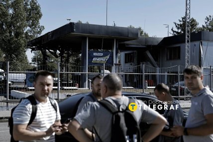 Місцеві жителі спостерігають за роботою рятувальників