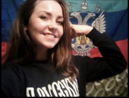 Єва Коршик з прапором ЛНР