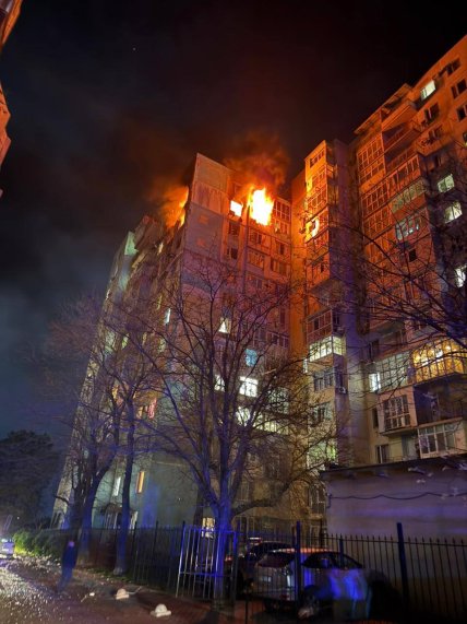 Пожежа у багатоповерхівці Одеси через російський обстріл 1.05.2026