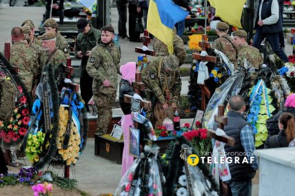 Українські бійці приходять навідати побратимів