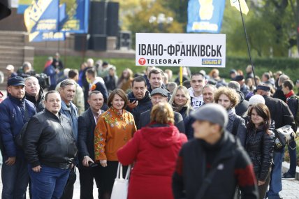 Учасники маршу слави УПА з Івано-Франківська