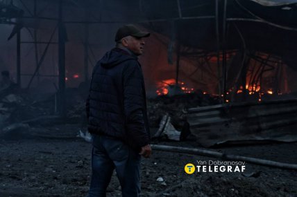 Полум'я охопило торговельні павільйони ринку Почайна