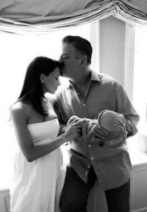 Алек Болдуин показал фото новорожденного сына