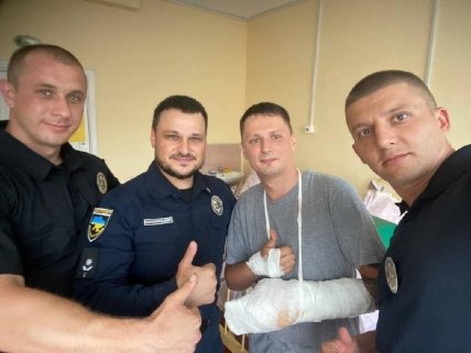 Стало известно о состоянии раненого полицейского