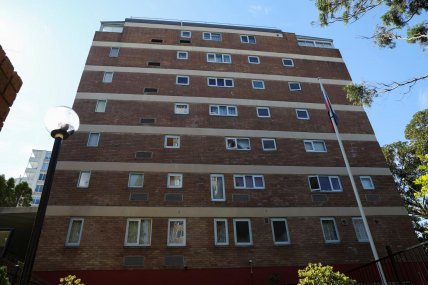 Мужчина врезался в ворота консульства РФ в Сиднее