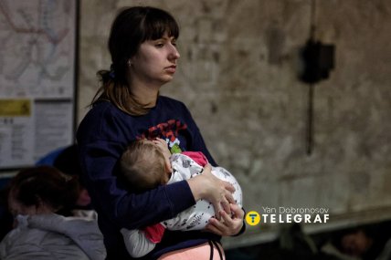 Жінка з дитиною ховається від обстрілів у метро 25.11.2025