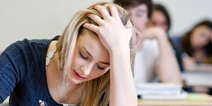 Девушка пишет ВНО