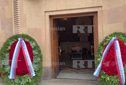 кеосаян у труні на похороні симоньян