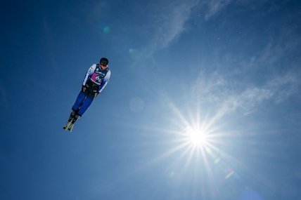 Дмитро Котовський виступає у лижному фрістайлі