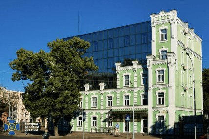 Добудова до історичної будівлі