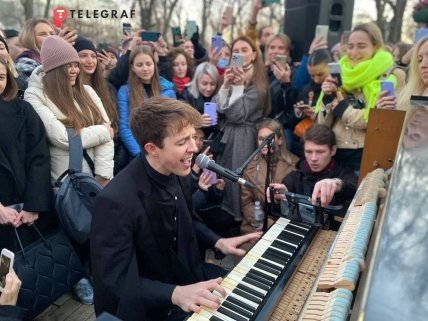 Стівен Рідлі дає концерт у парку Шевченка