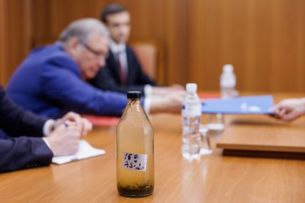 Російському послу вручили пляшку дністровської води, яку забруднила його країна