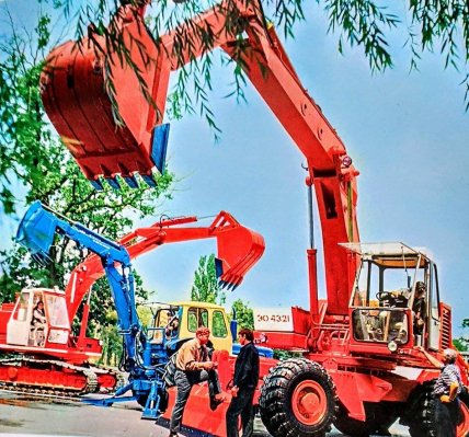 завод красный экскаватор