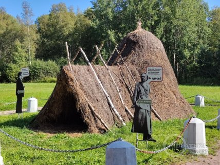 Під Петербургом згоріла "хатина дідуся Леніна": легендарного куреня вже немає (фото)