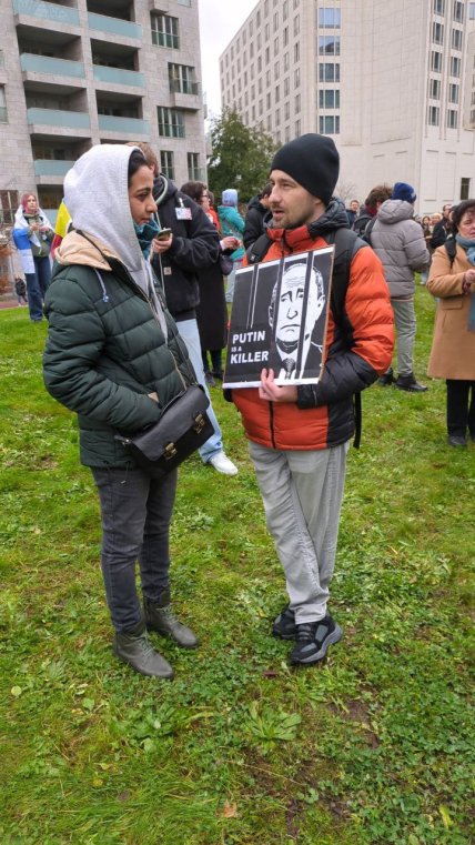 Російська опозиція вийшла на мітинг у Берліні. Не обійшлося без скандалу (фото, відео)