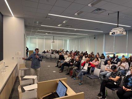 Олег Данилюк виступає перед людьми