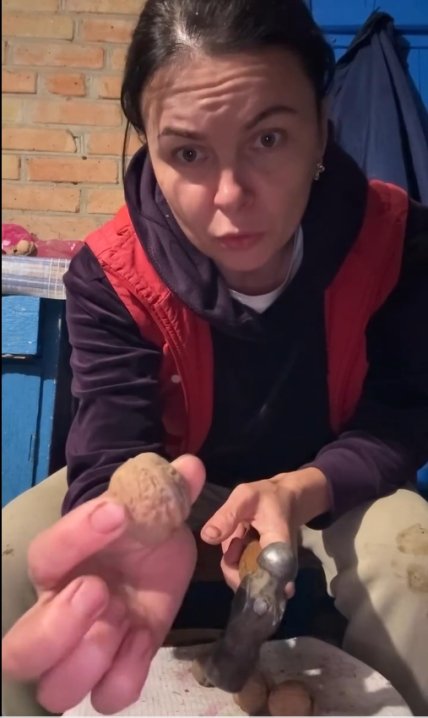 Орех нужно брать вертикально