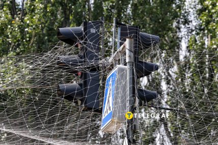 Світлофор накритий антидроновою сіткою.