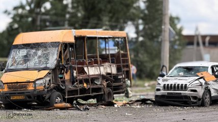 Наслідки удару КАБами по дорозі у Сумах