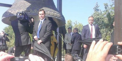 Охрана Путина с зонтами