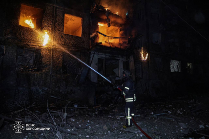 Ліквідація наслідків ворожого удару у Херсоні. Фото: ДСНС України