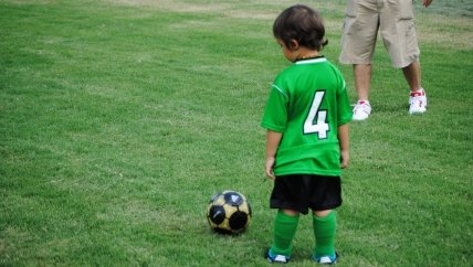 6 упражнений с мячом для ребенка - изображение №3