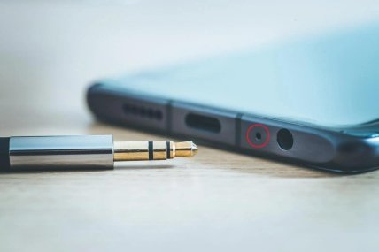 Для чего маленькое отверстие на телефоне у порта зарядки